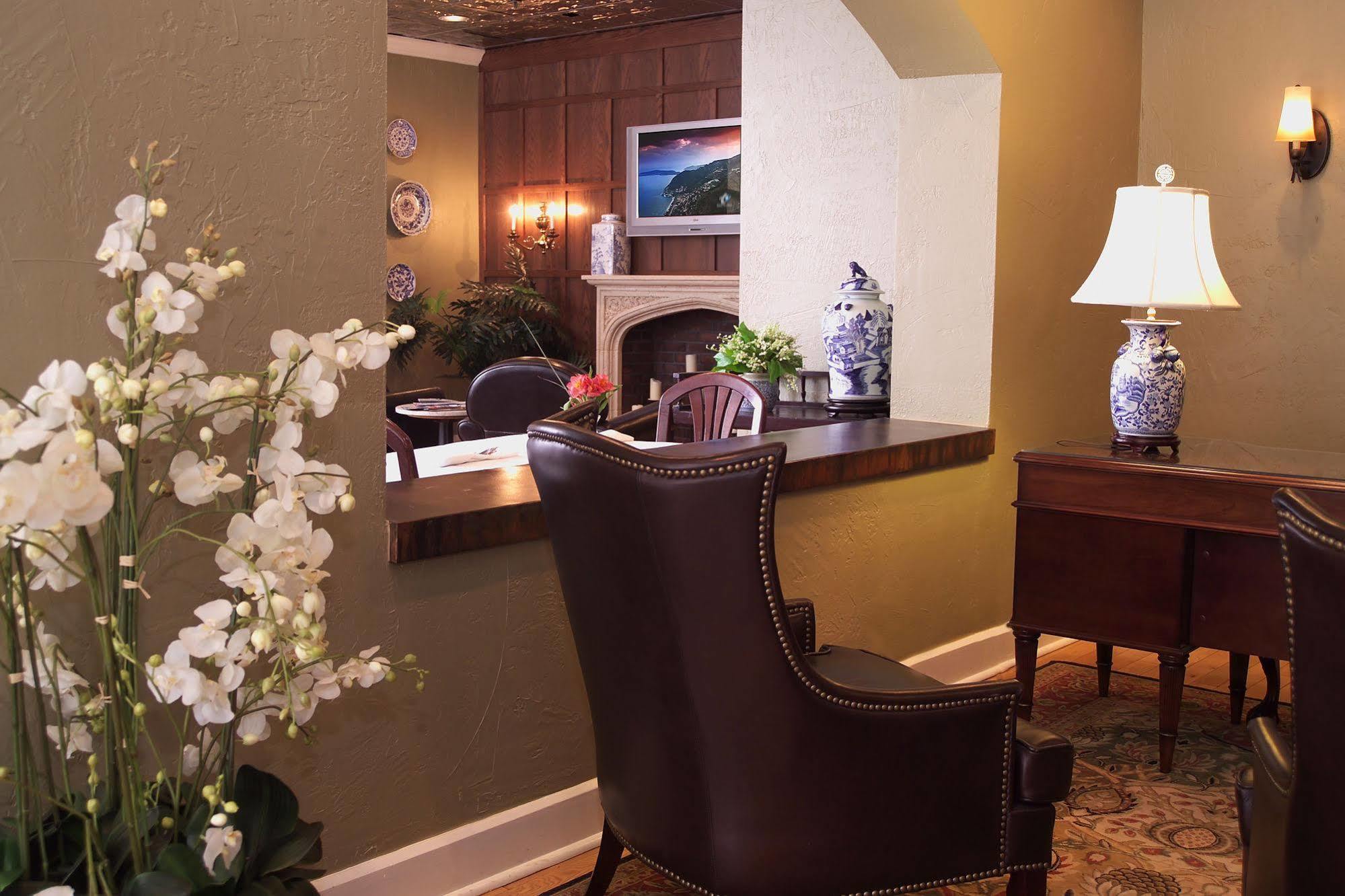 Seven Gables Inn, St Louis West, A Tribute Portfolio Hotel Клейтон Номер фото