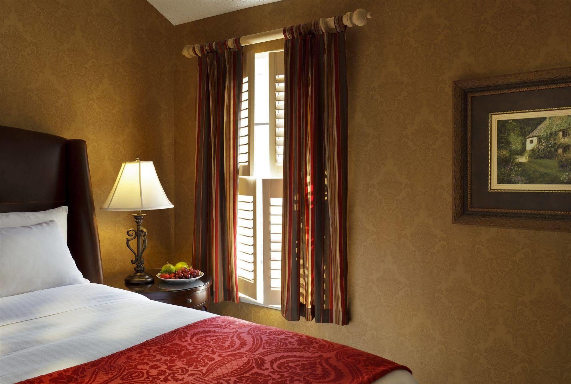 Seven Gables Inn, St Louis West, A Tribute Portfolio Hotel Клейтон Номер фото