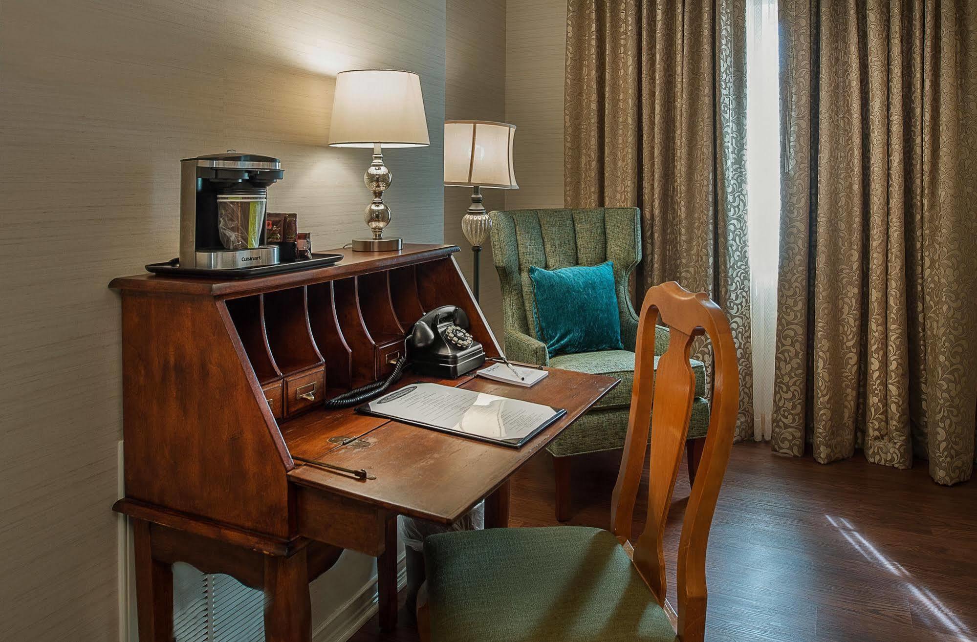 Seven Gables Inn, St Louis West, A Tribute Portfolio Hotel Клейтон Екстер'єр фото