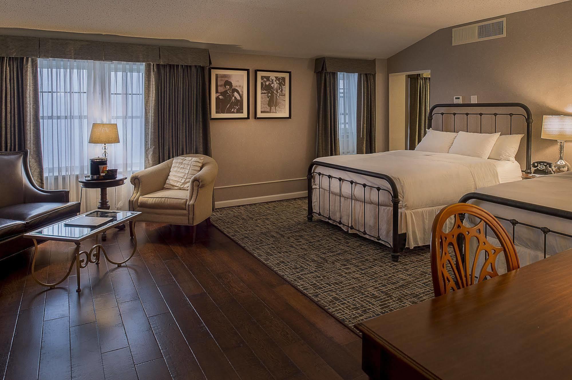 Seven Gables Inn, St Louis West, A Tribute Portfolio Hotel Клейтон Екстер'єр фото